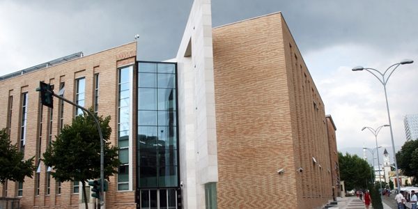Pagat dhe shperblimet e bankiereve do te kontrollohen nga Banka e Shqiperise